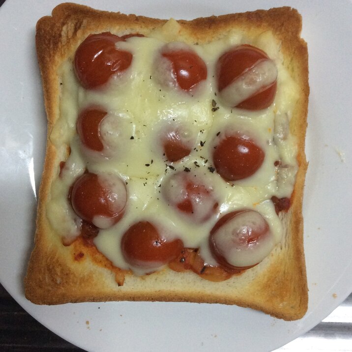 ミニトマトたっぷり♪ピザトースト